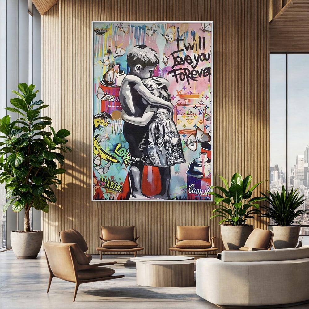 Tablou canvas cu tablou canvas cu doi copii imbratisati, in rama de aluminiu argintiu, pe perete intr-un birou